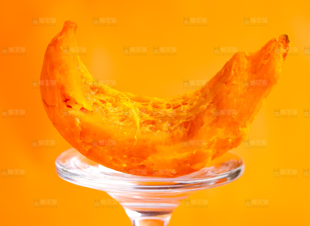 玻璃杯上放着红皮南瓜