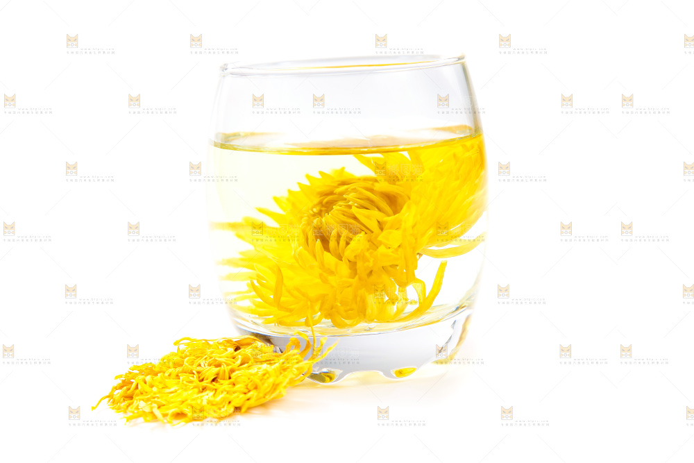 杯子里泡着菊花茶