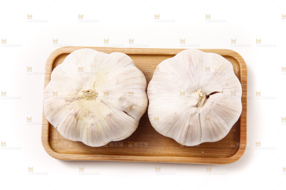 白底上放着大蒜