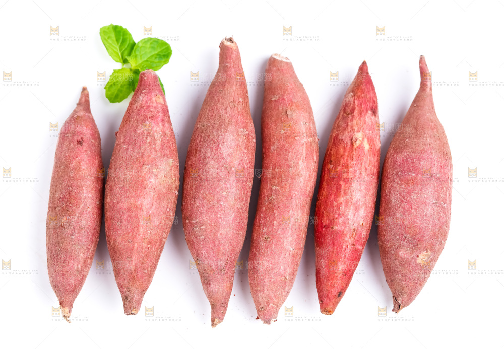白底上摆放着红薯