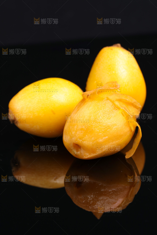 黑底上的米易枇杷