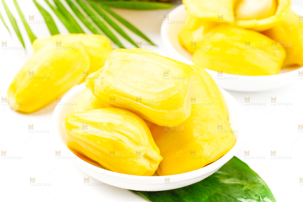 碟子里装着黄肉菠萝蜜