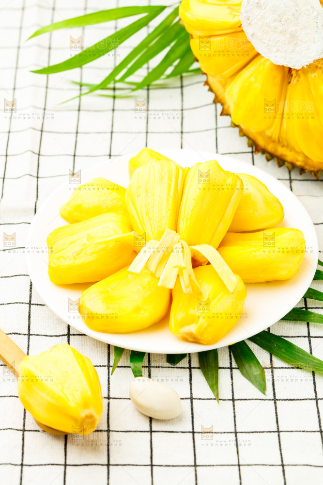 碟子里装着黄肉菠萝蜜