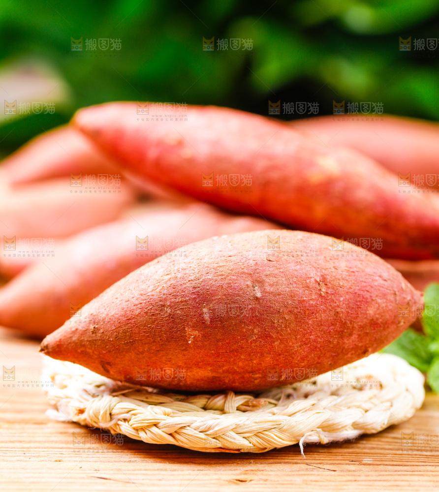 编织垫上放着地瓜