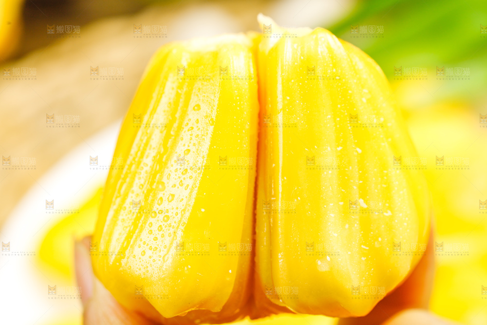 深底上放着新鲜菠萝蜜