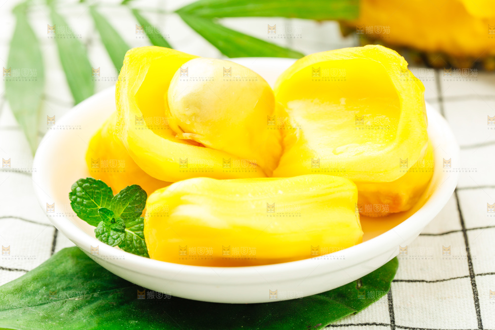 碟子里装着菠萝蜜果肉