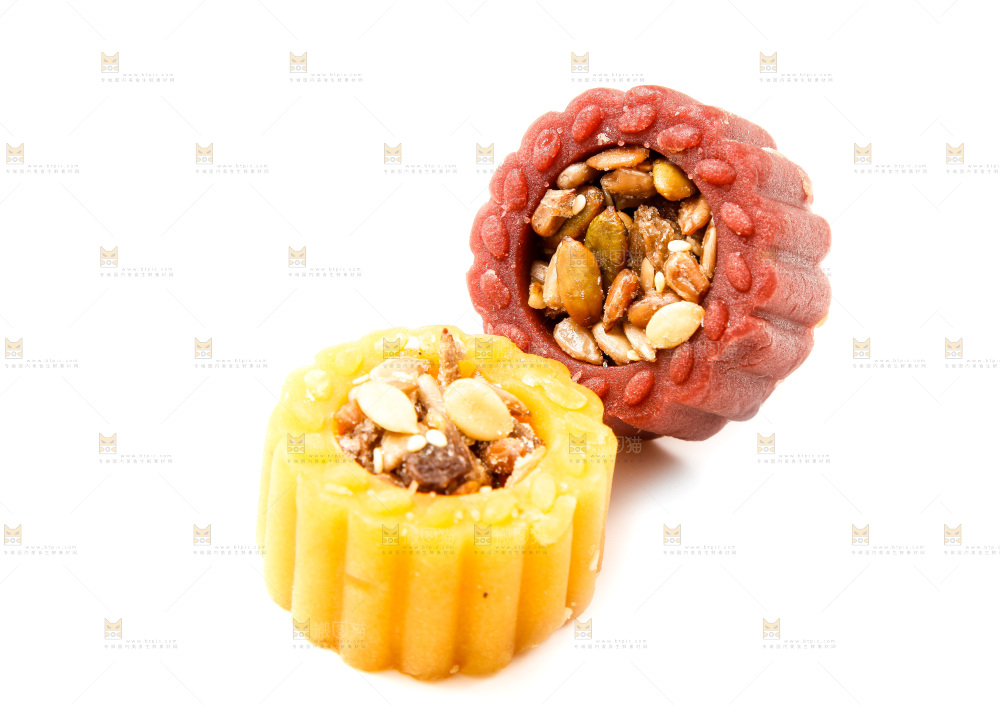 白底上放着坚果月饼
