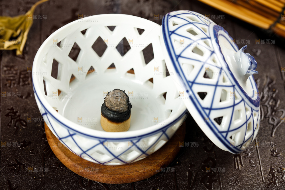 木底上放着艾条