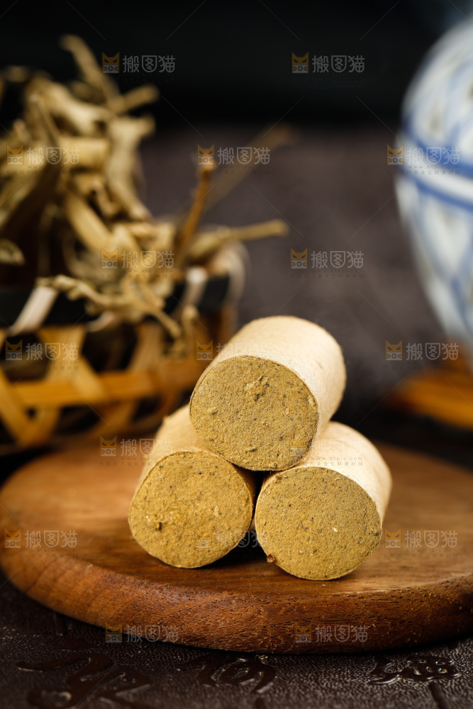 木底上放着艾条