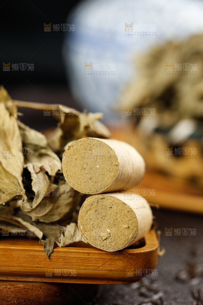 木底上放着艾条