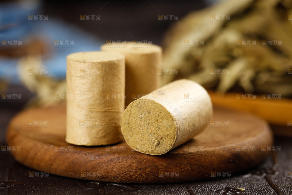 木底上放着艾条