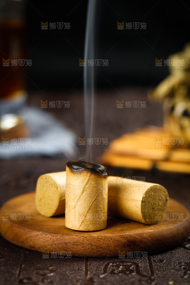 木底上放着艾条