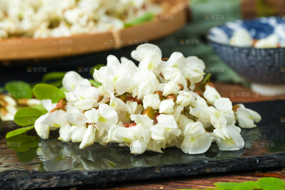 深底上摆放着野生洋槐花