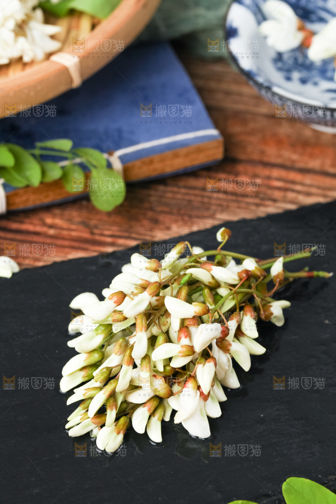 深底上摆放着野生洋槐花