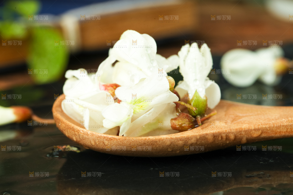 勺子上放着槐花