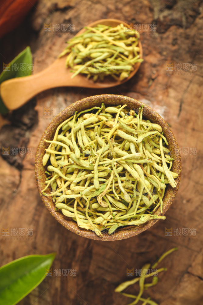 木底上放着金银花茶
