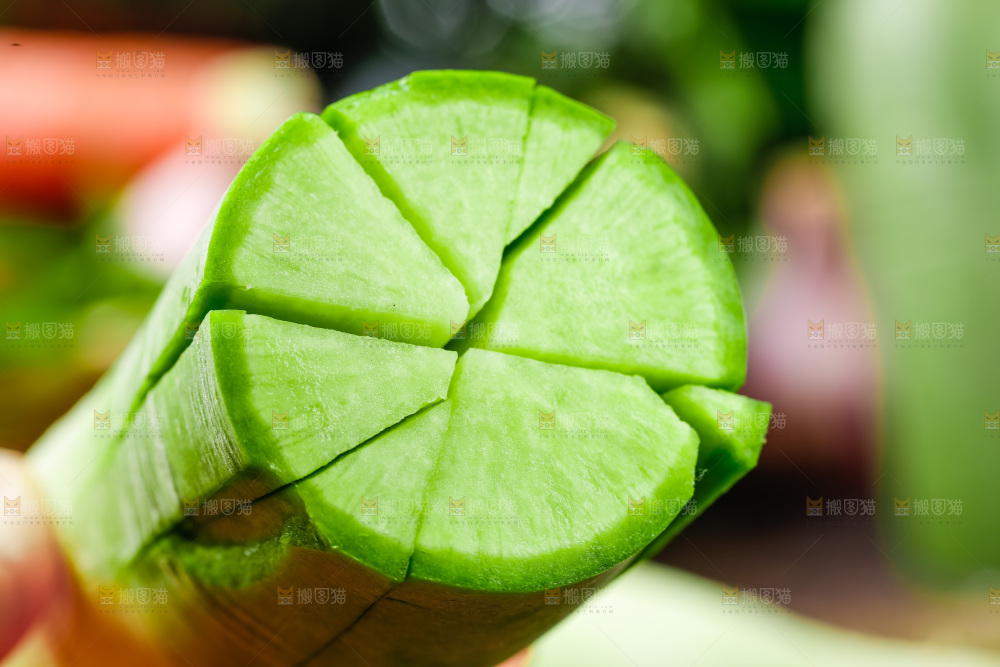 手上拿着水果萝卜