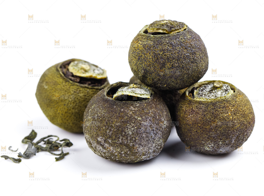 白底上放着小青柑普洱茶