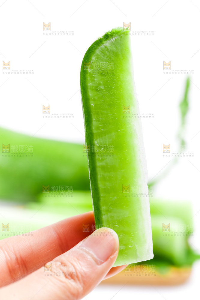 手上拿着水果萝卜