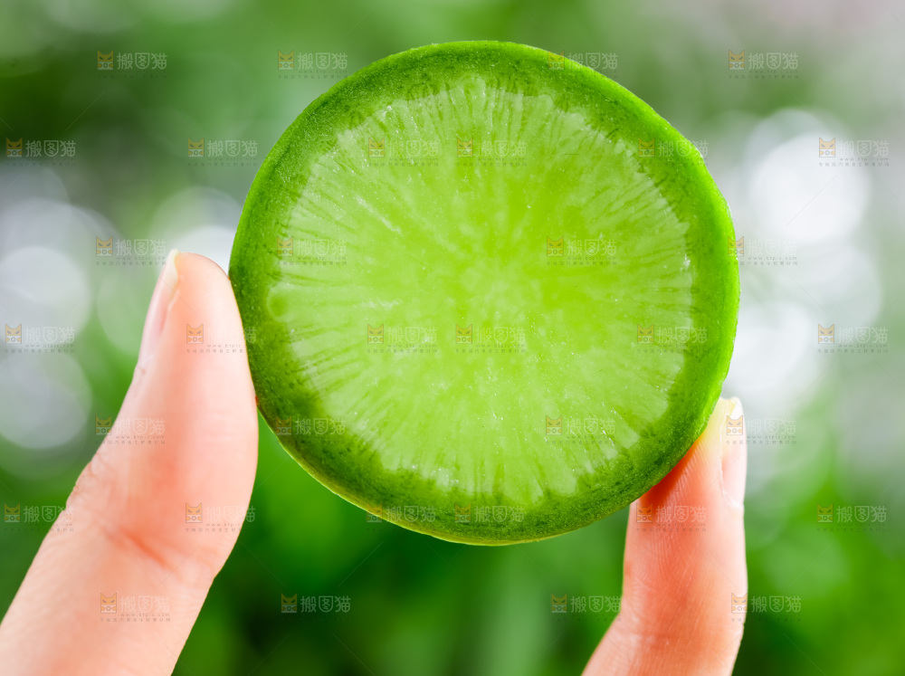 手上拿着一片水果萝卜