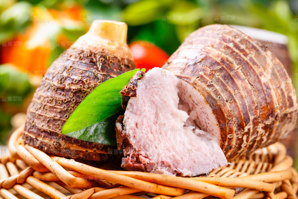 篮子上放着芋头