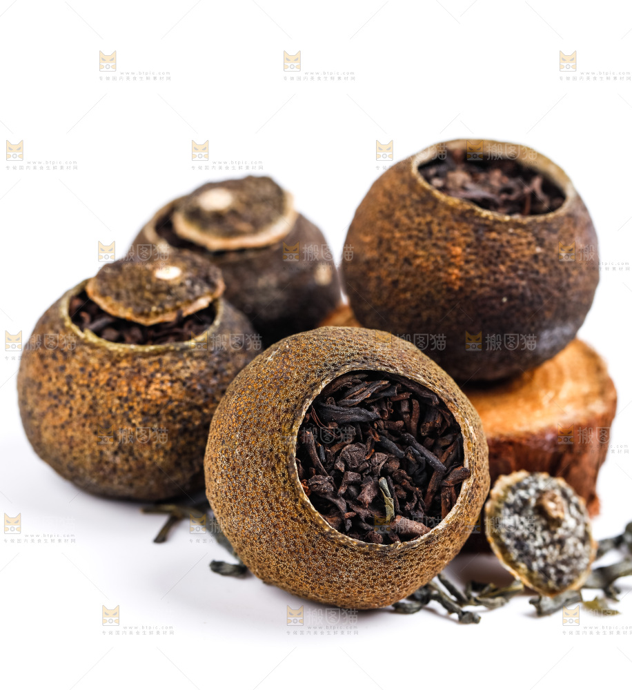白底上摆放着小青柑普洱茶