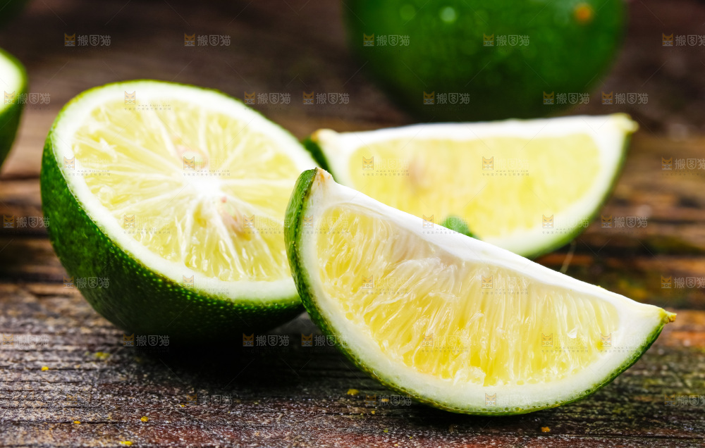 木底上放着切开的香水柠檬