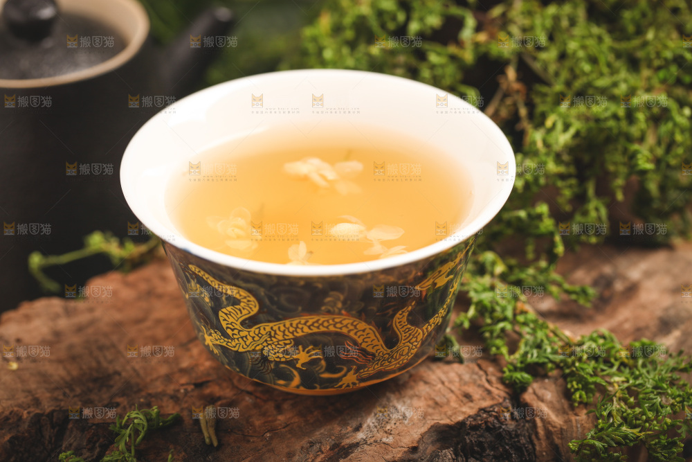 木底上放着一杯茉莉花茶