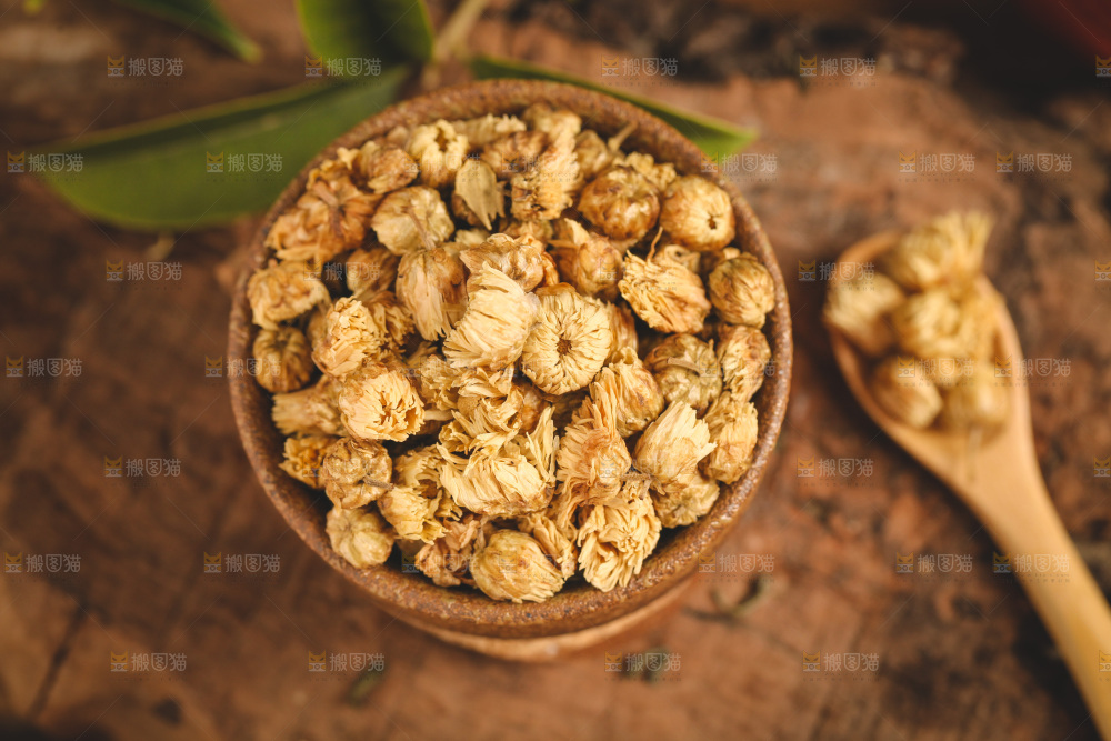 木底上放着菊花茶