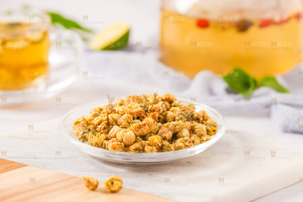 桌子上放着一盘胎菊