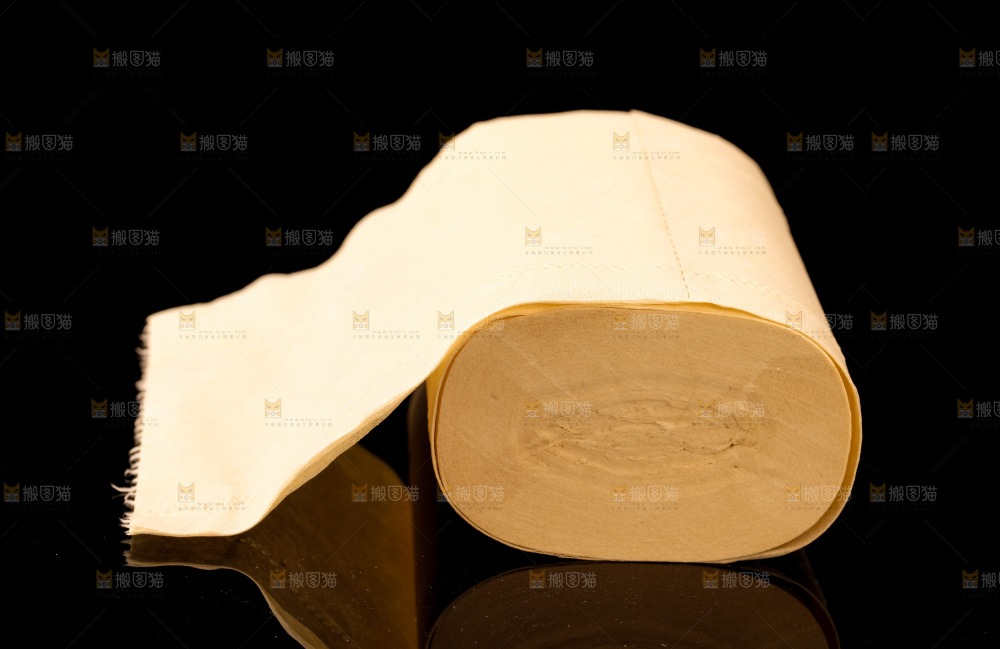黑底上放着卷纸