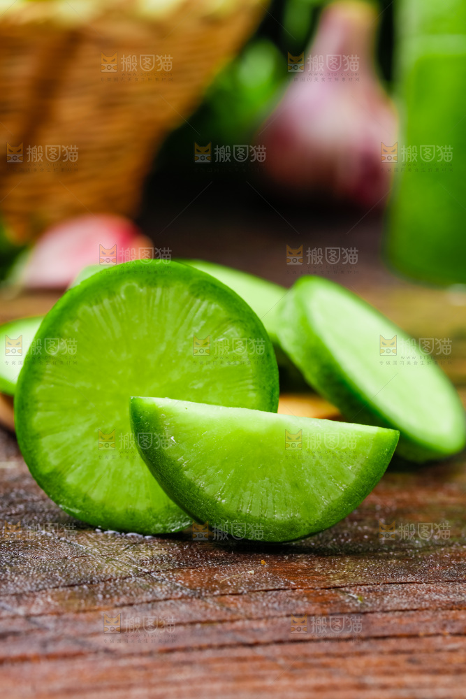 木底上放着水果萝卜