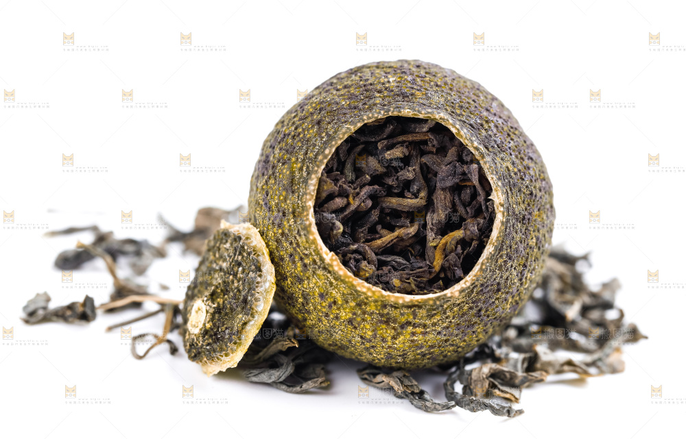 白底上放着小青柑普洱茶