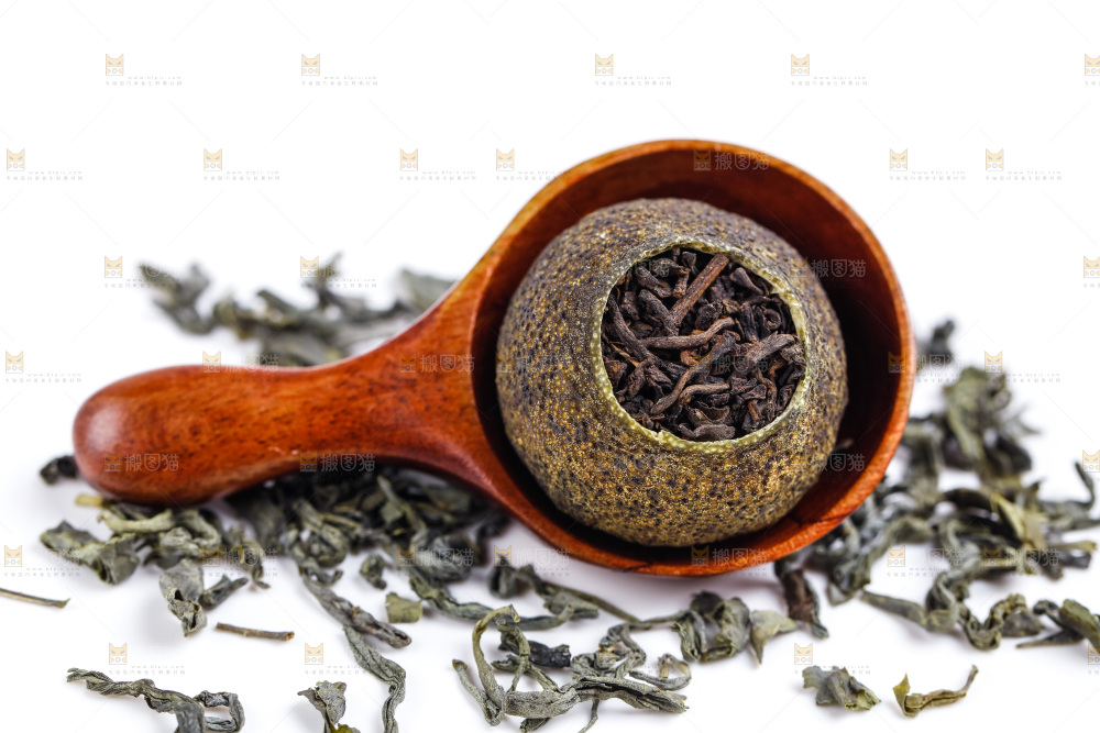白底上摆放着普洱茶