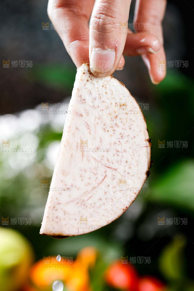 手上拿着槟榔芋切片