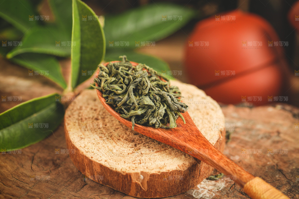 木底上勺子里的绿茶