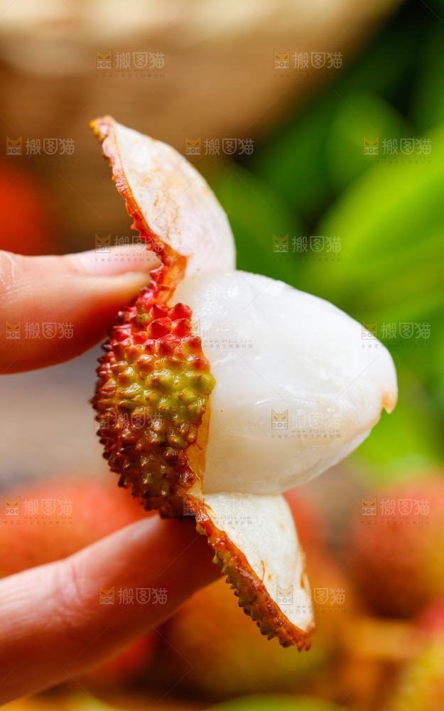手上拿着剥开壳的荔枝