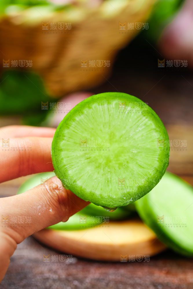 手上拿着水果萝卜