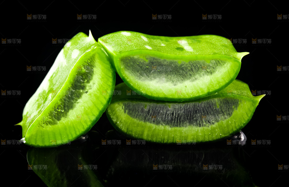 黑底上放着切开的芦荟