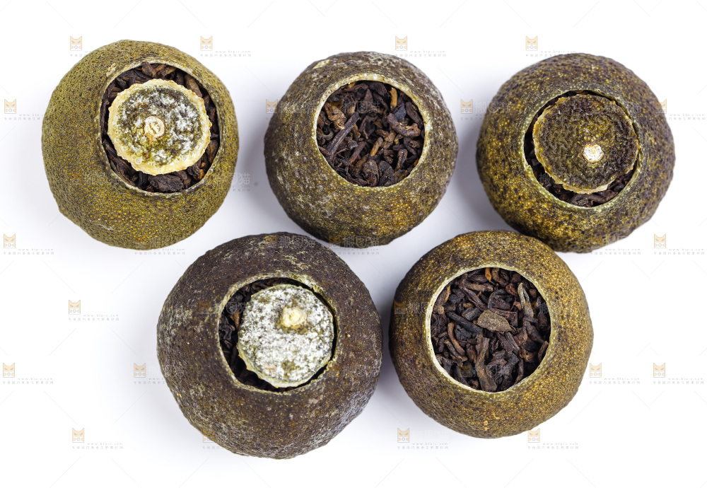 白底上放着小青柑普洱茶