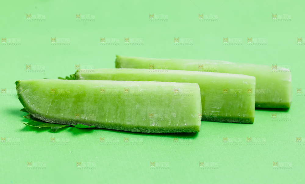 绿底上放着水果萝卜