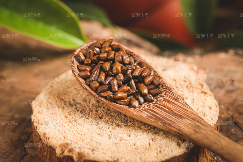 木底上勺子里的决明子