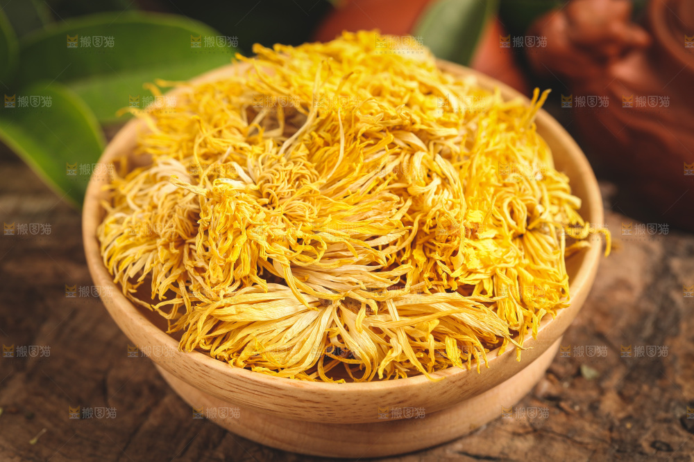 木底上放着金丝皇菊菊花茶