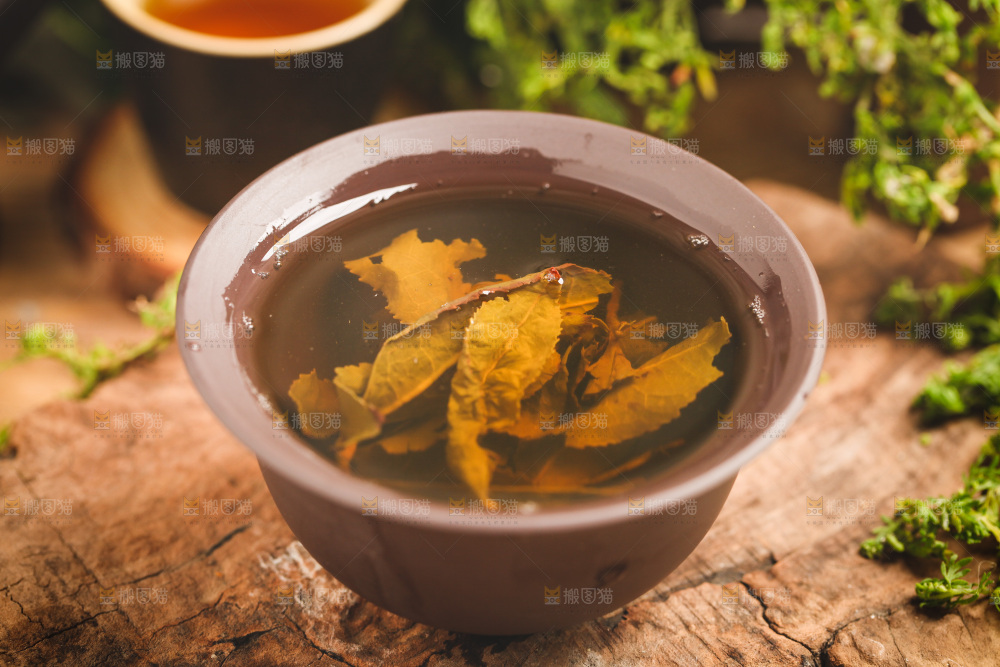 木底上放着一杯铁观音茶