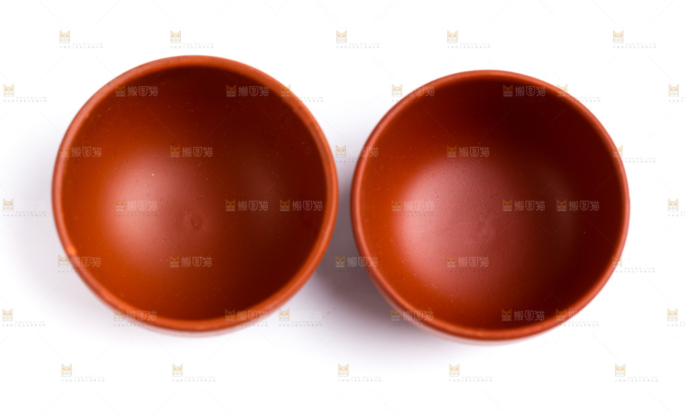 白底上放着陶瓷茶杯