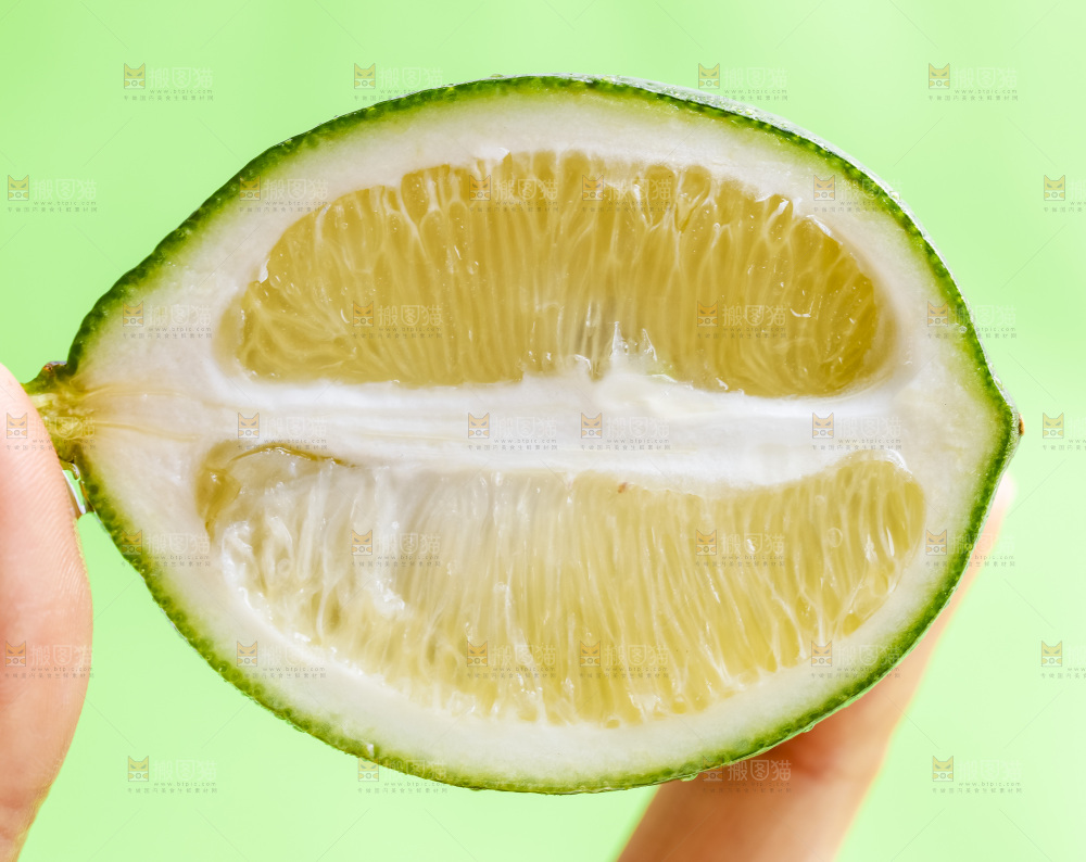 手上拿着切半的青柠檬
