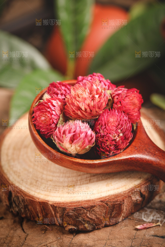 木底上勺子里的千日红花茶
