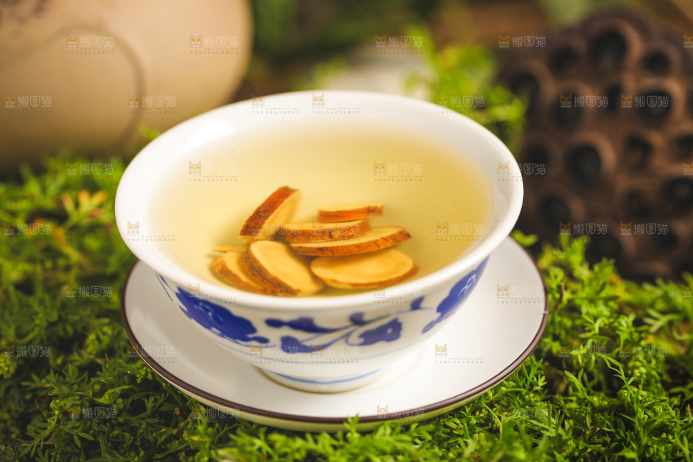 一杯泡水的甘草片