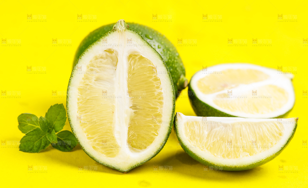 黄底上放着青柠檬