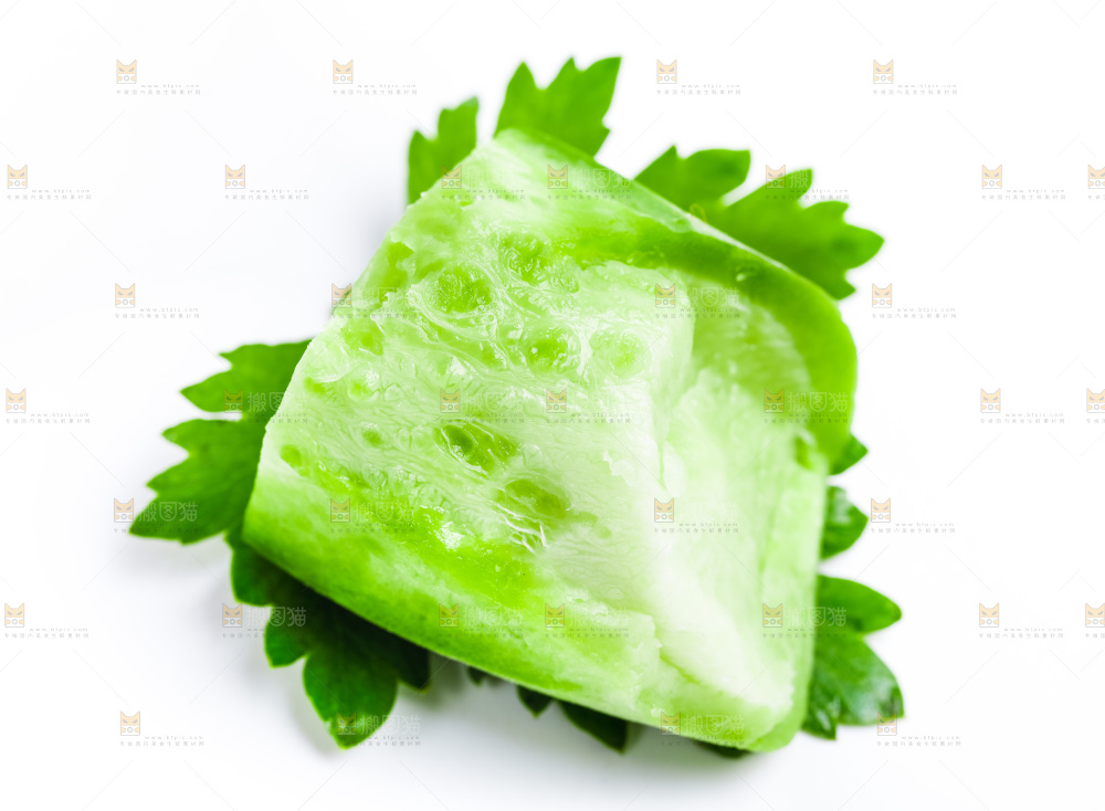 白底上放着一大块水果萝卜